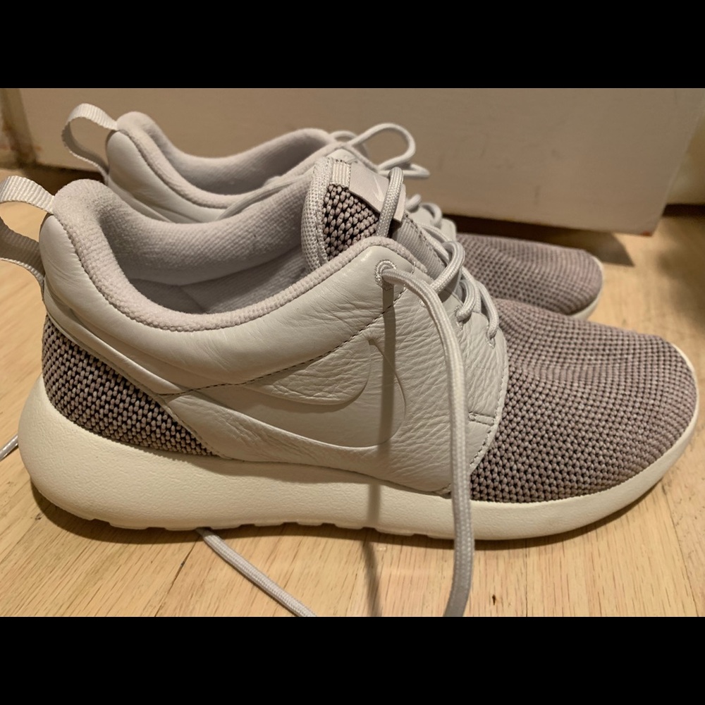 Nike roshe sneakers grey size 7.5 women’s